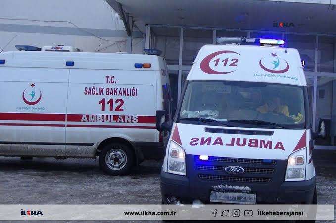 Bingöl'de bahçede çalışan şahıs traktörün altında kalarak ağır yaralandı Bingöl'de bahçede çalışan şahıs traktörün altında kalarak ağır yaralandı